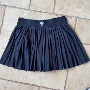 TNA Action Skort with pocket in Navy. Measurements 13” waist and 13” length.